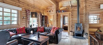 Charming cabin with wilderness hot tub