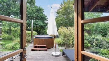 Bañera de hidromasaje al aire libre