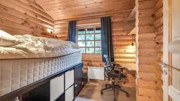 3 bedrooms, iron/ironing board, free WiFi