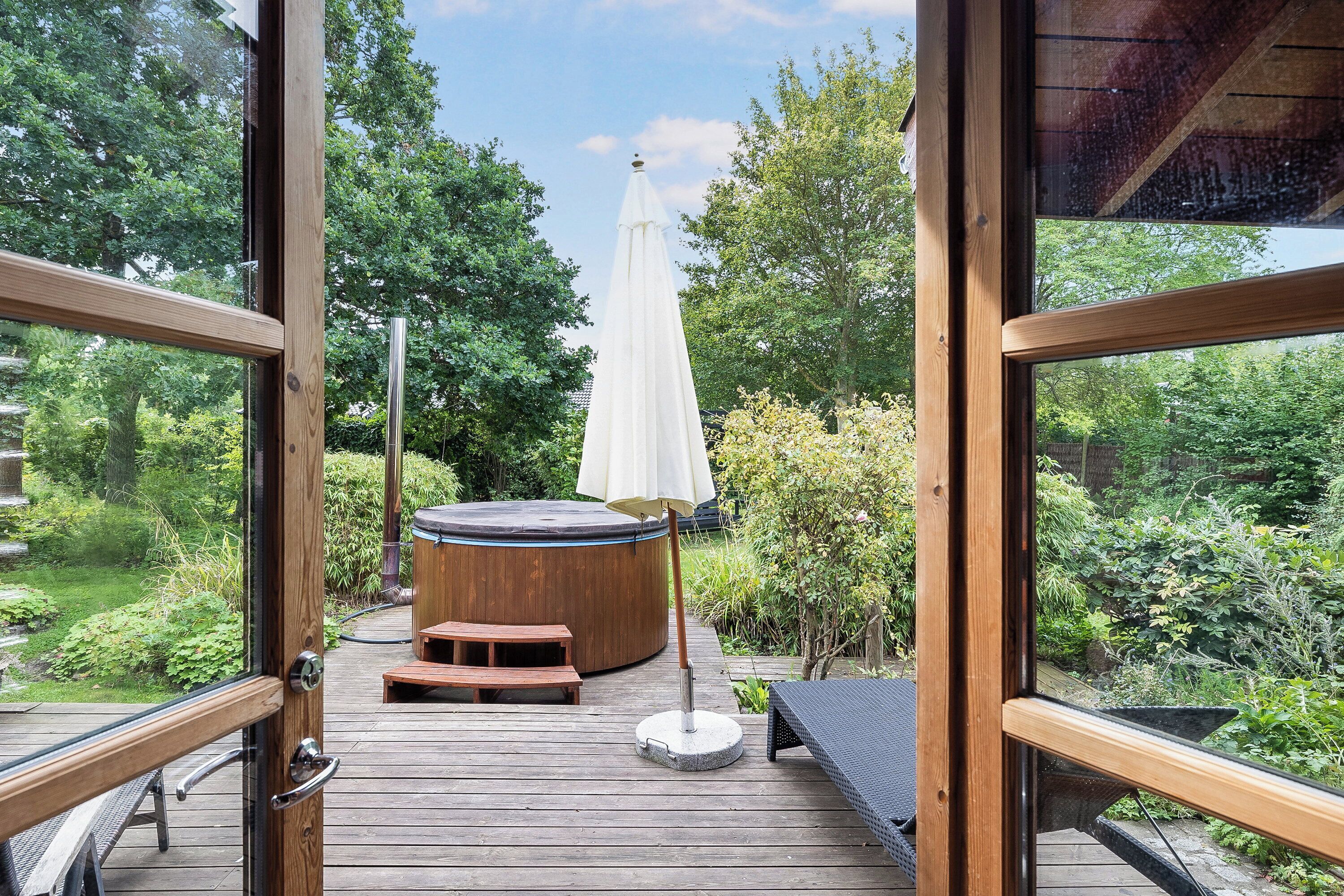 Outdoor spa tub
