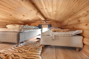 3 bedrooms, iron/ironing board, free WiFi - Charming cabin with wilderness hot tub (Asnæs)