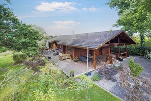 Outdoor dining - Charming cabin with wilderness hot tub (Asnæs)
