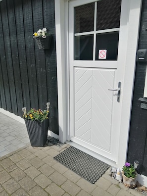 A white door with a window, a no smoking sign, and a mailbox. - Summer house for relaxation and activity (Gråsten)