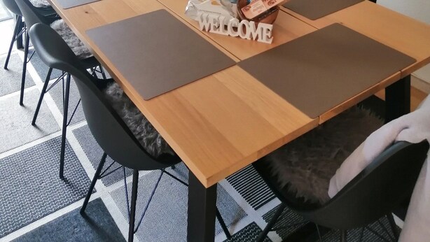 A conference room with a 'To Do' sign, a 'Welcome' sign, and framed pictures on the wall. - Summer house for relaxation and activity (Gråsten)