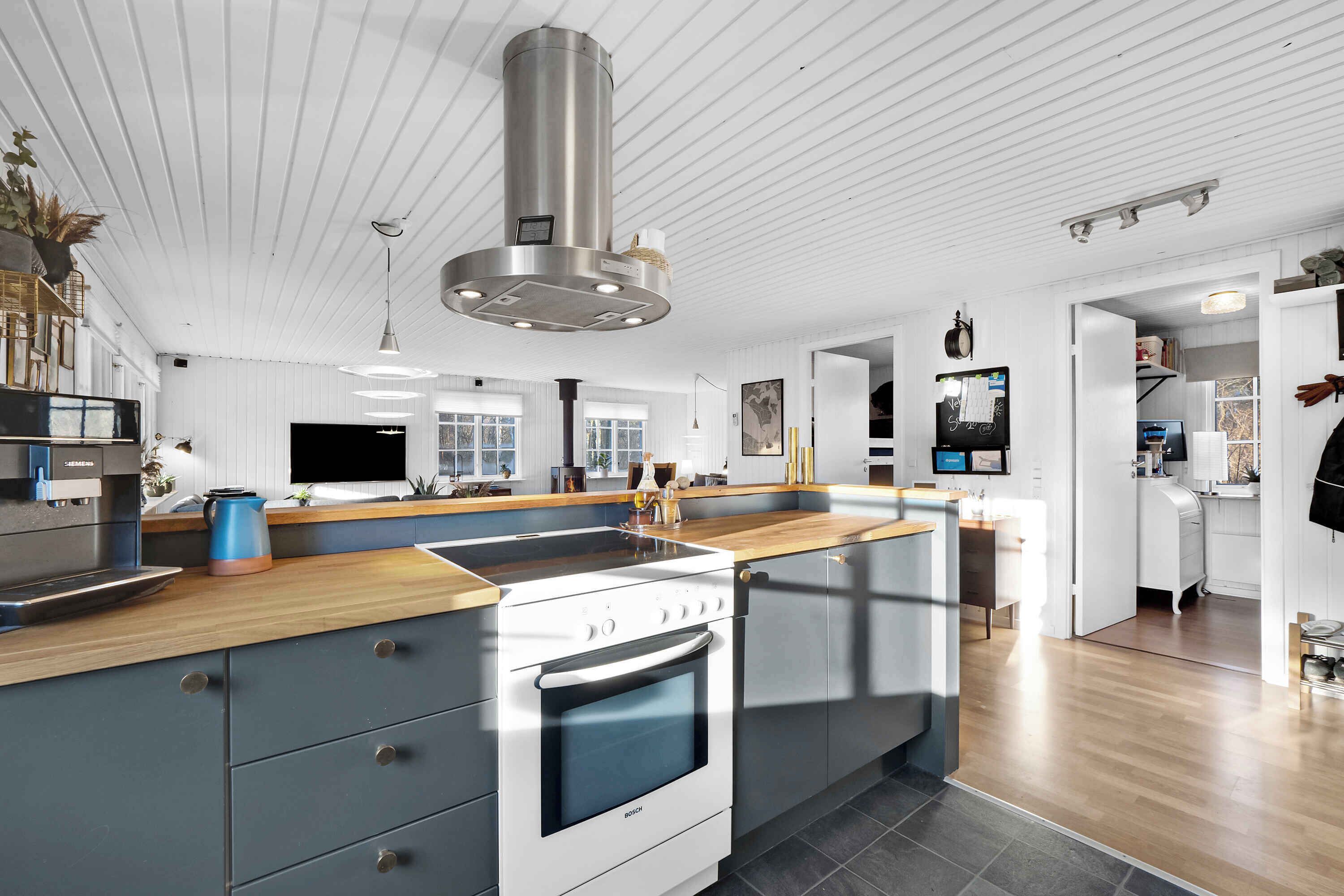 Een koelkast, een oven, een kookplaat, een vaatwasser