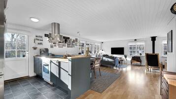 Fridge, oven, stovetop, dishwasher