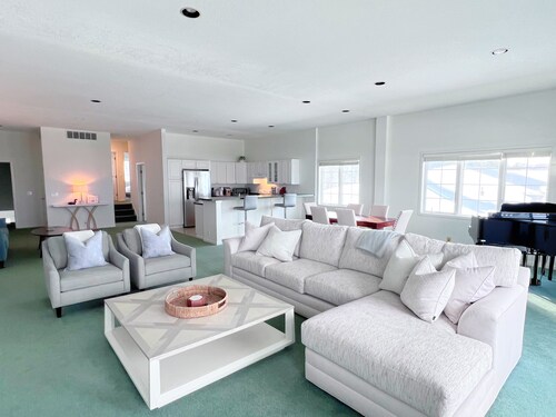 Extra Spacious 2Bed w/Large Terrance + Amenities 