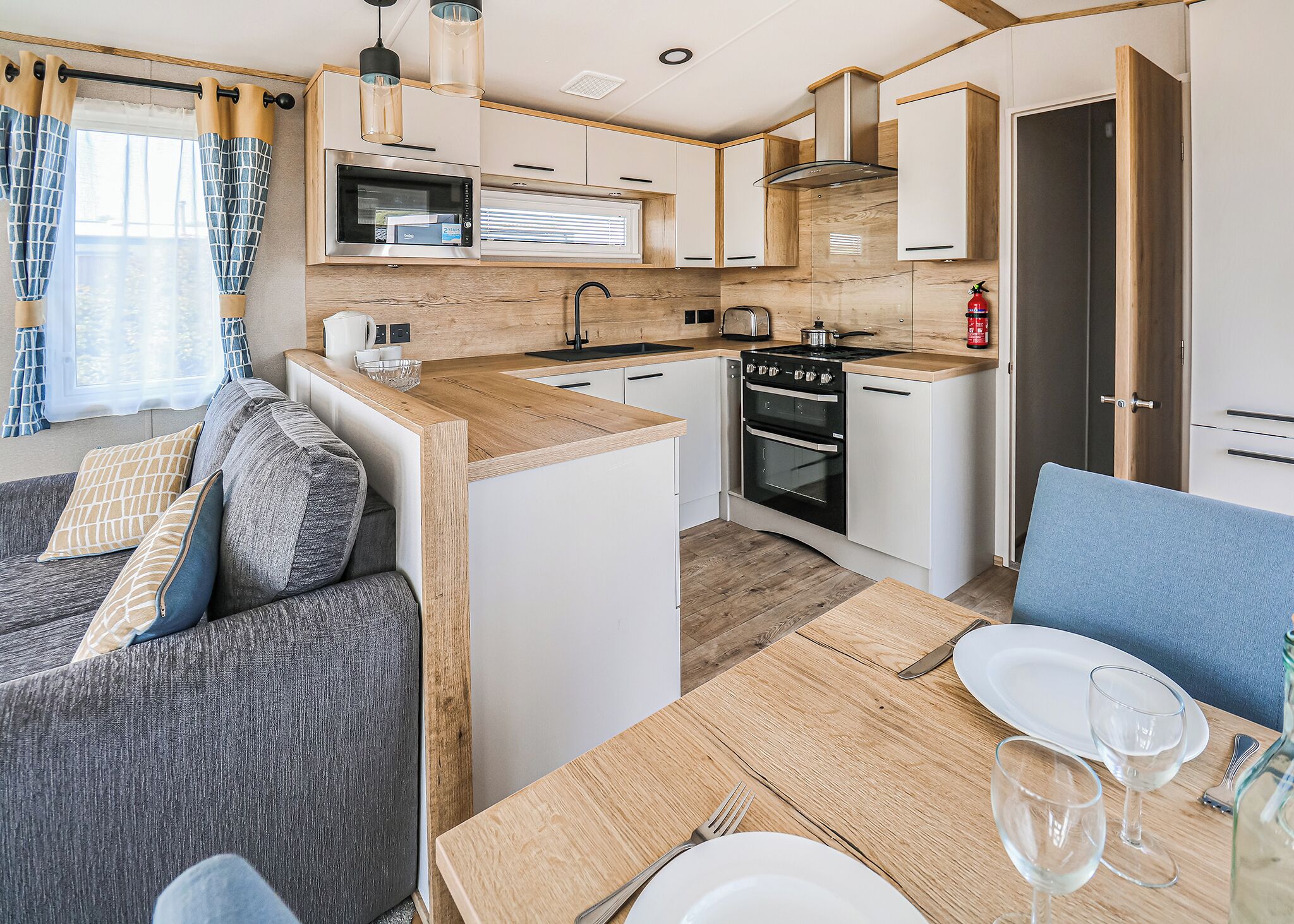 Frigorifero, forno, piano cottura, tostapane