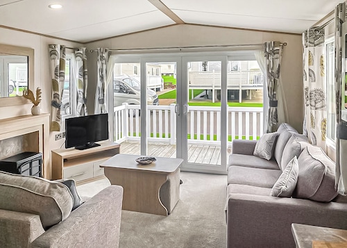 This stunning holiday home with a double bedroom and en suite W.