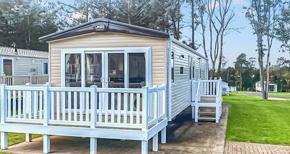 This stunning holiday home with a double bedroom and en suite W.