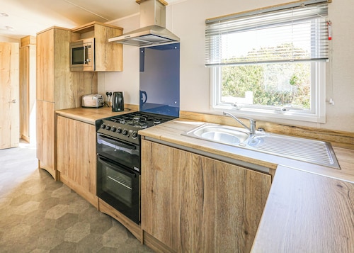 Large 12ft-wide caravan with one double with en suite W.