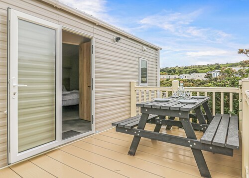 Large 12ft-wide caravan with one double with en suite W.