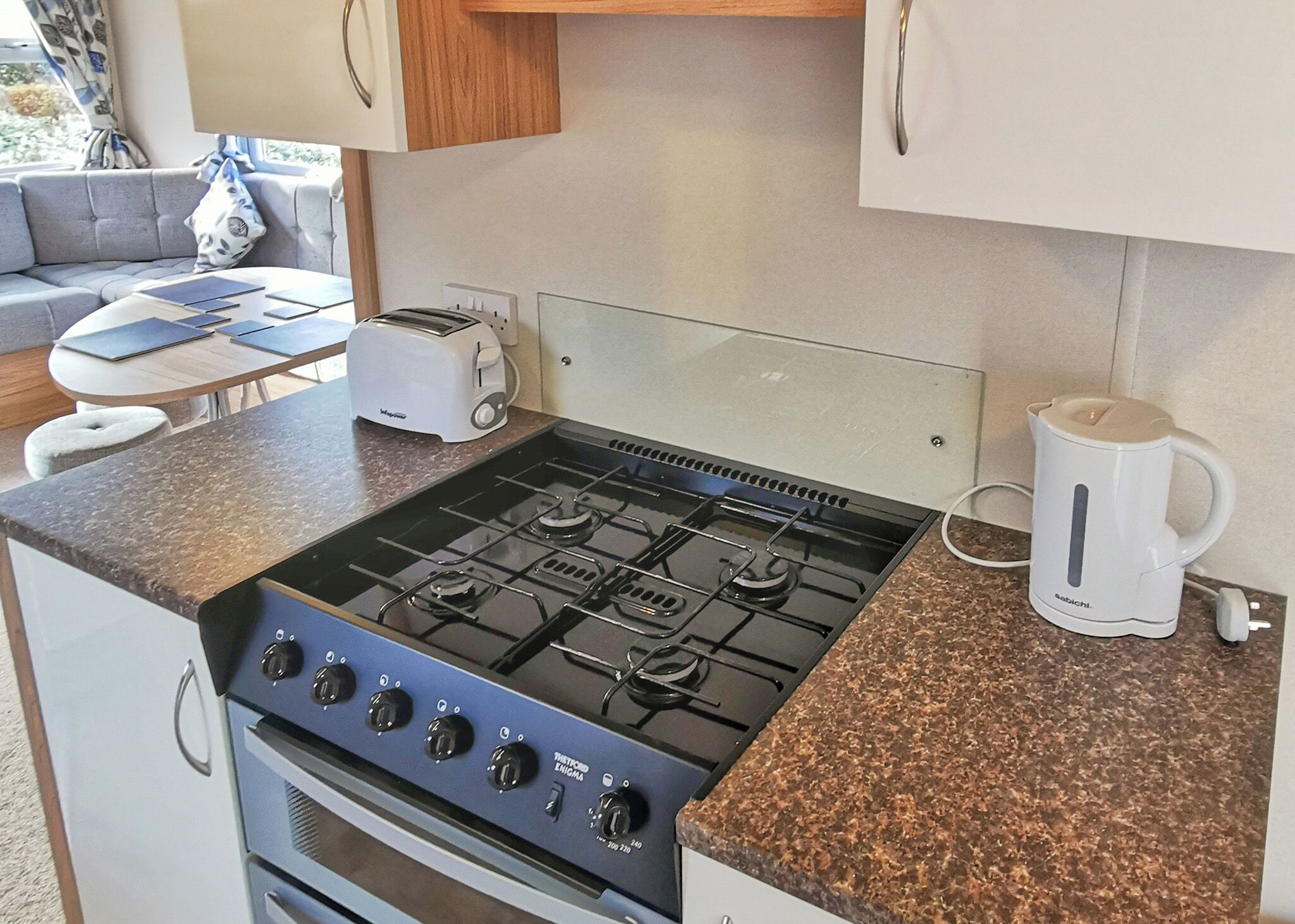 Réfrigérateur, un four, surface de cuisson, grille-pain