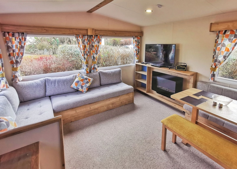 Spacious And Well Presented 12ft Wide Caravan With One Double And Two Twin. - Narberth
