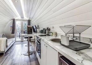 Frigorífico, horno, placa de cocina y tostadora