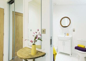 Bathroom - 1 bedroom accommodation in Carnmenellis, Nr Falmouth (Carnmenellis, Nr Falmouth)