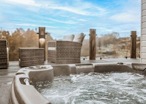 Outdoor spa tub - 2 bedroom accommodation in Bridgnorth (Bridgnorth)