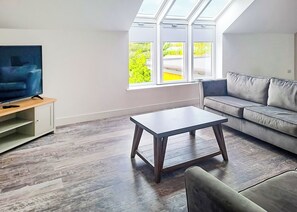 TV - Luxury First Floor 2 bed Apartment (Mablethorpe)