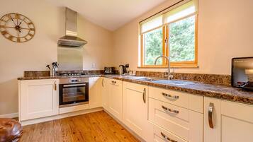 Réfrigérateur, four, plaque de cuisson, grille-pain