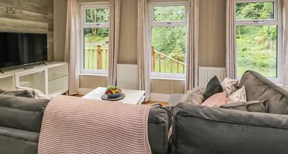 Deluxe lodge with one master double with an en suite shower and one twin.
