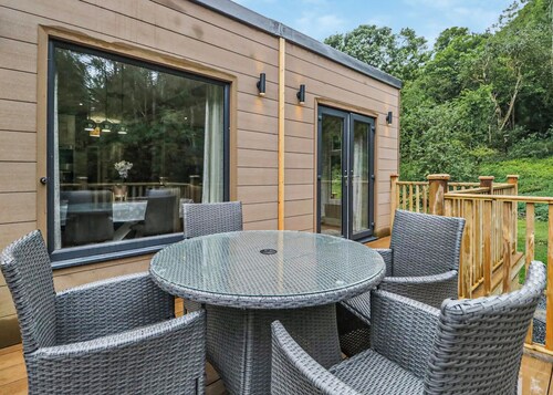 Deluxe lodge with one master double with an en suite shower and one twin.