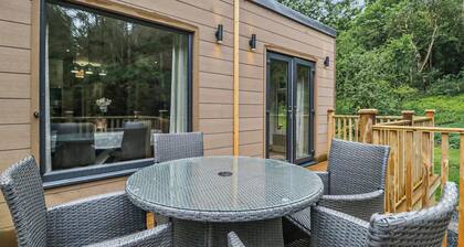 Deluxe lodge with one master double with an en suite shower and one twin.