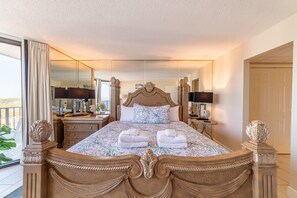 4 bedrooms, iron/ironing board, WiFi, bed sheets - Combee's Penthouse Hideaway-Beachfront-Solarium-Sleeps 8! (Panama City Beach)