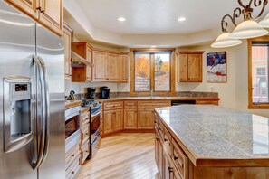 Fridge, microwave, oven, stovetop - Luxury Villa 865 I Private Hot Tub I Great Views I Best Price I Discounted Attractions (Winter Park)