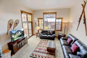 Smart-TV, Kamin, Videospiele, Tischtennisplatte