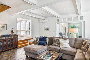 Televisión, chimenea, estéreo, oficina