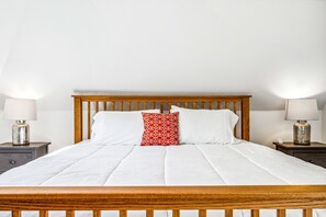 4 bedrooms, iron/ironing board, WiFi, bed sheets - New! Luxurious Escape, Hot Tub - Quechee Meadows (Quechee)