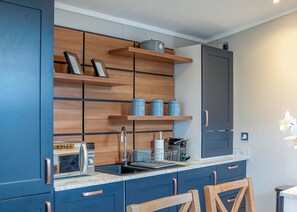 Kjøleskap, ovn, kokeplater og brødrister