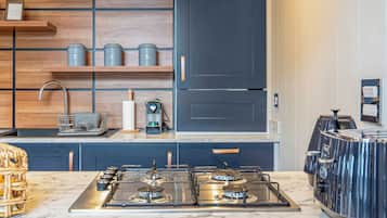 Réfrigérateur, four, plaque de cuisson, grille-pain