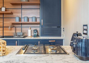Een koelkast, een oven, een kookplaat, een broodrooster