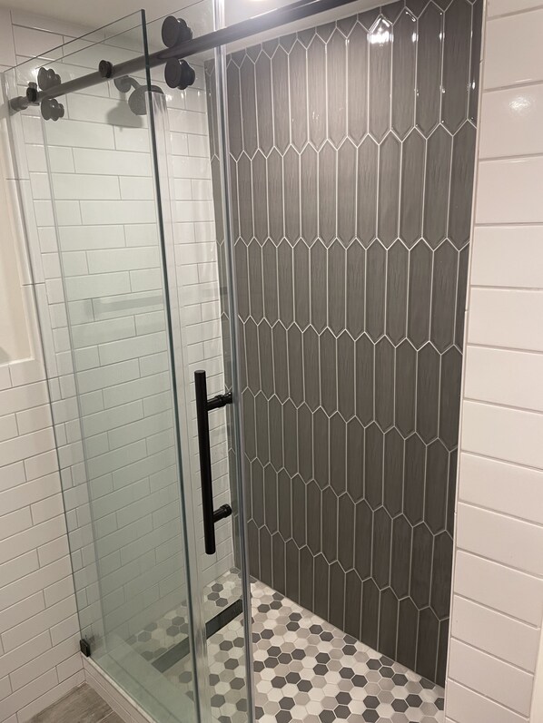 Regadera, toallas, jabón, shampoo