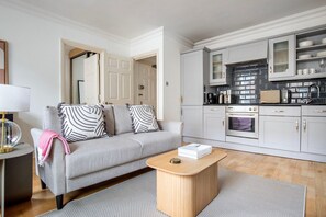 TV, stereo - Classic Marylebone 2BR, nr Universities & Tube Station, by Blueground (London)