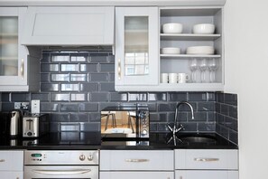 Fridge, microwave, oven, cookware/dishes/utensils - Classic Marylebone 2BR, nr Universities & Tube Station, by Blueground (London)