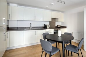 Fridge, microwave, oven, stovetop - Ideal Old Street 2BR, nr Station & Gardens, by Blueground (London)