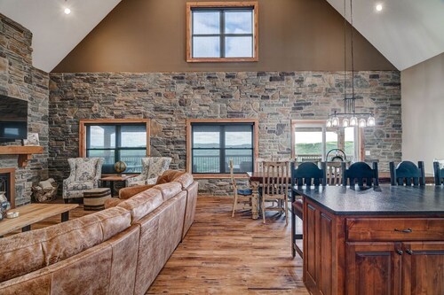 NEW Luxury Lodge for 12,next to SDC, Lake View,Indoor/Outdoor pools & Amenities