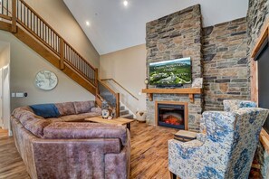 Smart TV, fireplace - NEW Luxury Lodge for 12,next to SDC, Lake View,Indoor/Outdoor pools & Amenities (Branson)