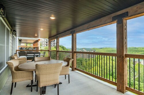 NEW Luxury Lodge for 12,next to SDC, Lake View,Indoor/Outdoor pools & Amenities