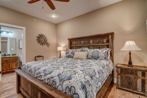 3 bedrooms, desk, iron/ironing board, WiFi - NEW Luxury Lodge for 12,next to SDC, Lake View,Indoor/Outdoor pools & Amenities (Branson)