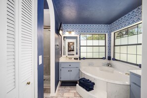 Shower, hair dryer, towels, soap - Private oasis in Dunnellon w/ pool next to Rainbow River (Dunnellon)