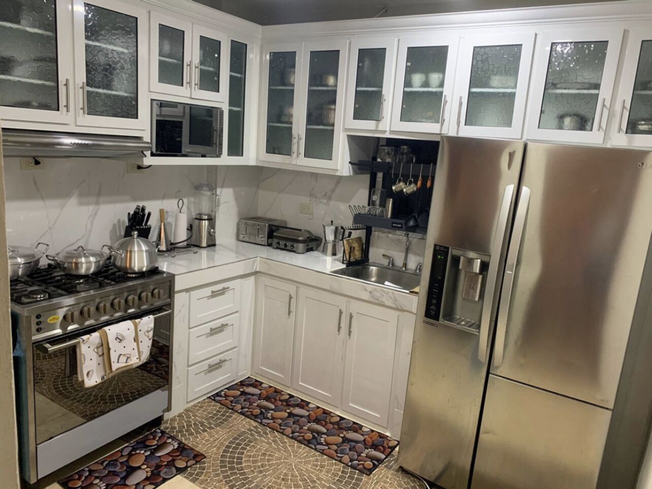 Jääkaappi, mikroaaltouuni, uuni, astianpesukone