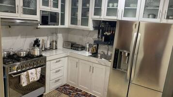 Jääkaappi, mikroaaltouuni, uuni, astianpesukone