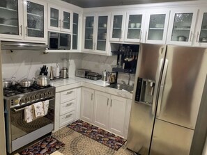 Kjøleskap, mikrobølgeovn, ovn og oppvaskmaskin