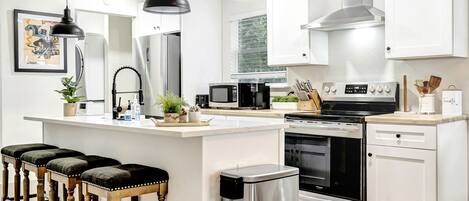 Refrigerador, microondas, horno y parrilla de estufa