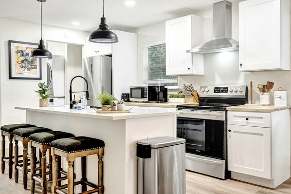 Fridge, microwave, oven, stovetop - Hot Tub Gem ~ Stylish, Cozy & 6 mins to Downtown ~ Fast Wifi (Tampa)