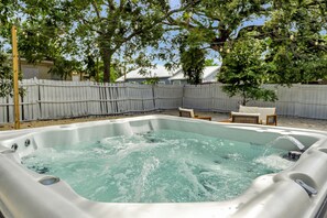 Outdoor spa tub - Hot Tub Gem ~ Stylish, Cozy & 6 mins to Downtown ~ Fast Wifi (Tampa)