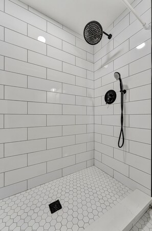 Shower, hair dryer, towels, soap - Hot Tub Gem ~ Stylish, Cozy & 6 mins to Downtown ~ Fast Wifi (Tampa)